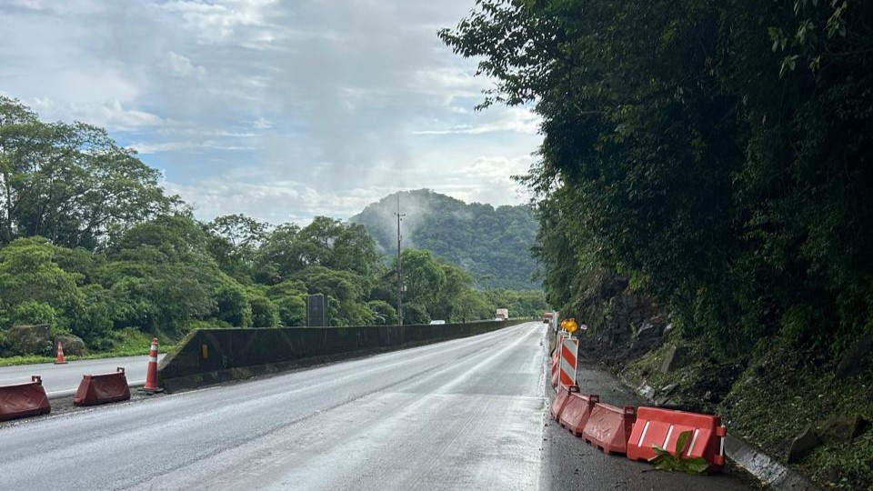 Grupo EPR - BR-277 está liberada no km 43 após queda de pedras