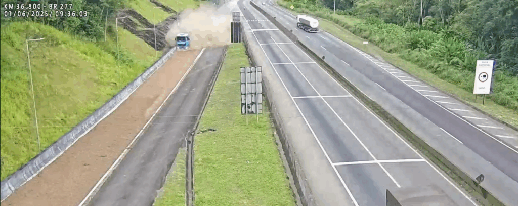 Grupo EPR - Vida salva: Carreta carregada com farelo de soja acessa área de escape da BR-277