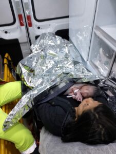 Grupo EPR - Gestante dá à luz dentro de ambulância da EPR Litoral Pioneiro na BR-277
