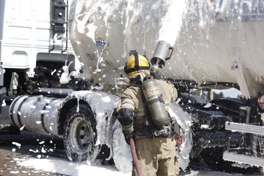 Grupo EPR - Ocorrência simulada envolveu caminhão-tanque com 30 mil litros de etanol; EPR Via Mineira promove exercício para treinar equipes