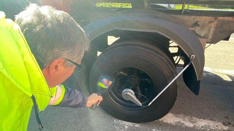 Grupo EPR - Fiscalização de caminhões com problemas nos freios ganha reforço com câmera térmica operada pela EPR Litoral Pioneiro