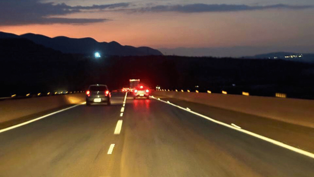 Grupo EPR - Olhos de gato reforçam a segurança e a visibilidade noturna na BR-040 entre Belo Horizonte e Juiz de Fora Grupo EPR - Olhos de gato reforçam a segurança e a visibilidade noturna na BR-040 entre Belo Horizonte e Juiz de Fora