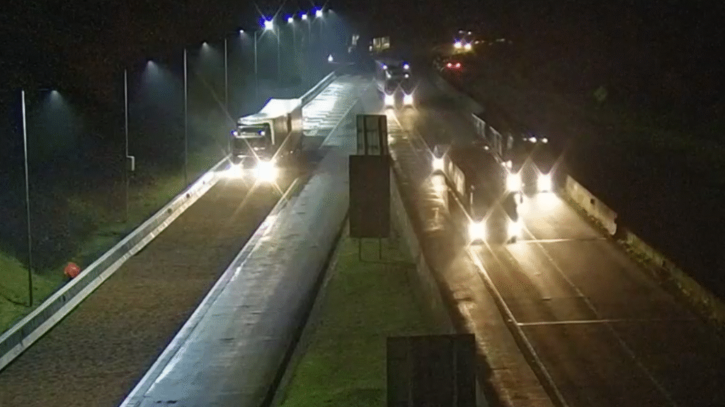 Grupo EPR - Caminhão tem problema nos freios e área de escape evita acidente na BR-277 Grupo EPR - Caminhão tem problema nos freios e área de escape evita acidente na BR-277
