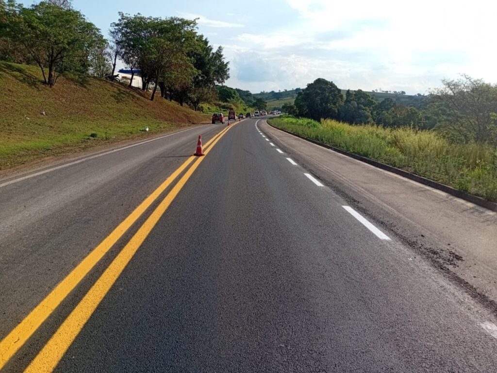 Grupo EPR - Com obras noturnas em Varginha, EPR Vias do Café programa frentes de melhorias viárias com Pare e Siga Grupo EPR - Com obras noturnas em Varginha, EPR Vias do Café programa frentes de melhorias viárias com Pare e Siga