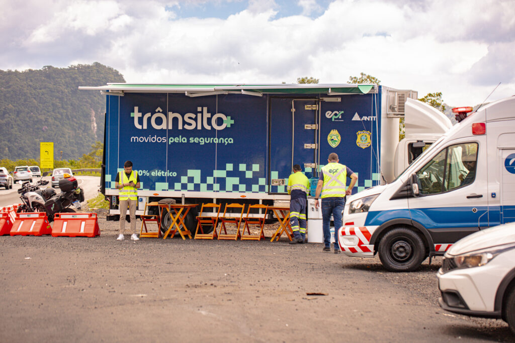 Grupo EPR - Feriado do Dia do Trabalhador irá movimentar as rodovias entre Curitiba e o Litoral do Paraná Grupo EPR - Feriado do Dia do Trabalhador irá movimentar as rodovias entre Curitiba e o Litoral do Paraná