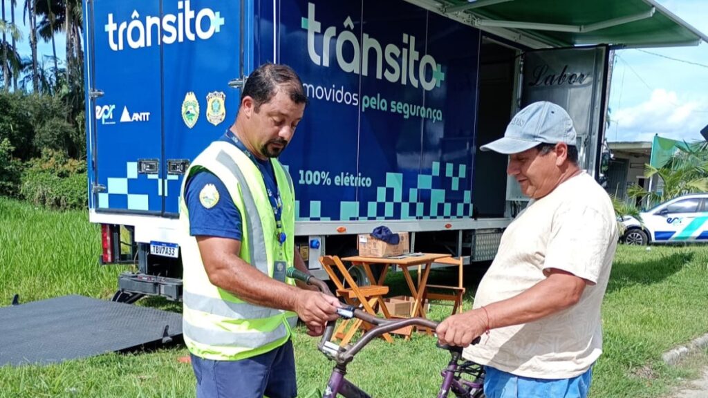 Grupo EPR - Projeto Trânsito+ realiza ação com ciclistas na BR-277 Grupo EPR - Projeto Trânsito+ realiza ação com ciclistas na BR-277