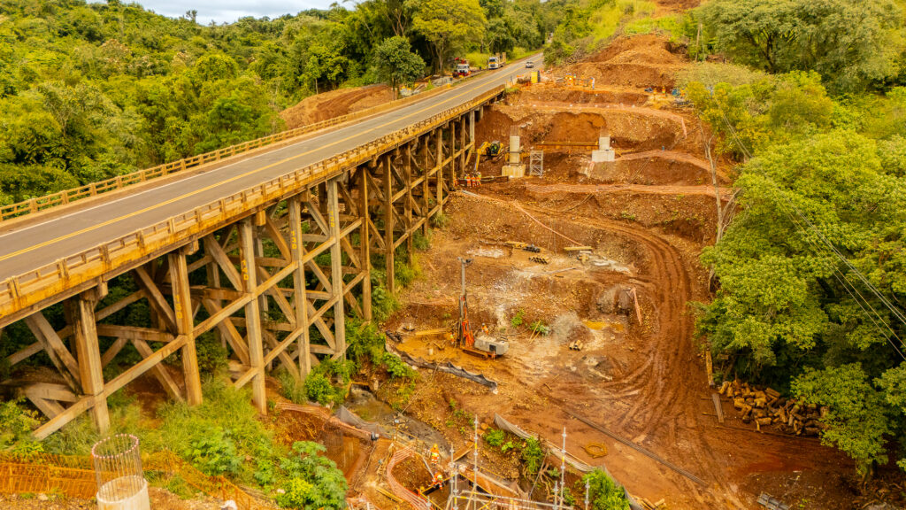 Grupo EPR - EPR Litoral Pioneiro trabalha na fundação da nova ponte sobre o Rio Ubá, na BR-153 Grupo EPR - EPR Litoral Pioneiro trabalha na fundação da nova ponte sobre o Rio Ubá, na BR-153