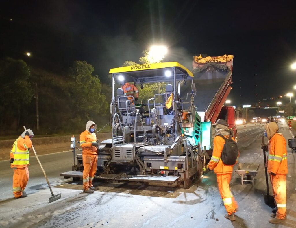 Grupo EPR - EPR Via Mineira programa serviço noturno no pavimento entre Belo Horizonte e Lagoa dos Ingleses Grupo EPR - EPR Via Mineira programa serviço noturno no pavimento entre Belo Horizonte e Lagoa dos Ingleses