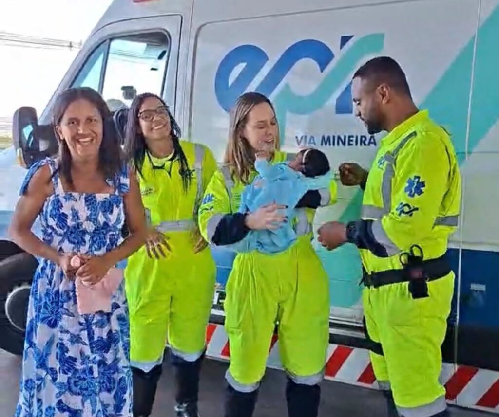 Grupo EPR - Mãe e bebê reencontram equipe da EPR Via Mineira que prestou o primeiro atendimento após parto em casa Grupo EPR - Mãe e bebê reencontram equipe da EPR Via Mineira que prestou o primeiro atendimento após parto em casa
